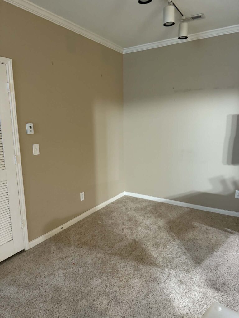 Cleared carpeted room with beige walls after the Farragut move-out pickup.